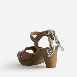 Eram Sandales^Sandale cognac en cuir éco-conçu détail foulard CAMEL