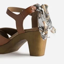Eram Sandales^Sandale cognac en cuir éco-conçu détail foulard CAMEL