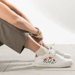 Texto Baskets^Tennis he broderies exclusives fleurs BLANC